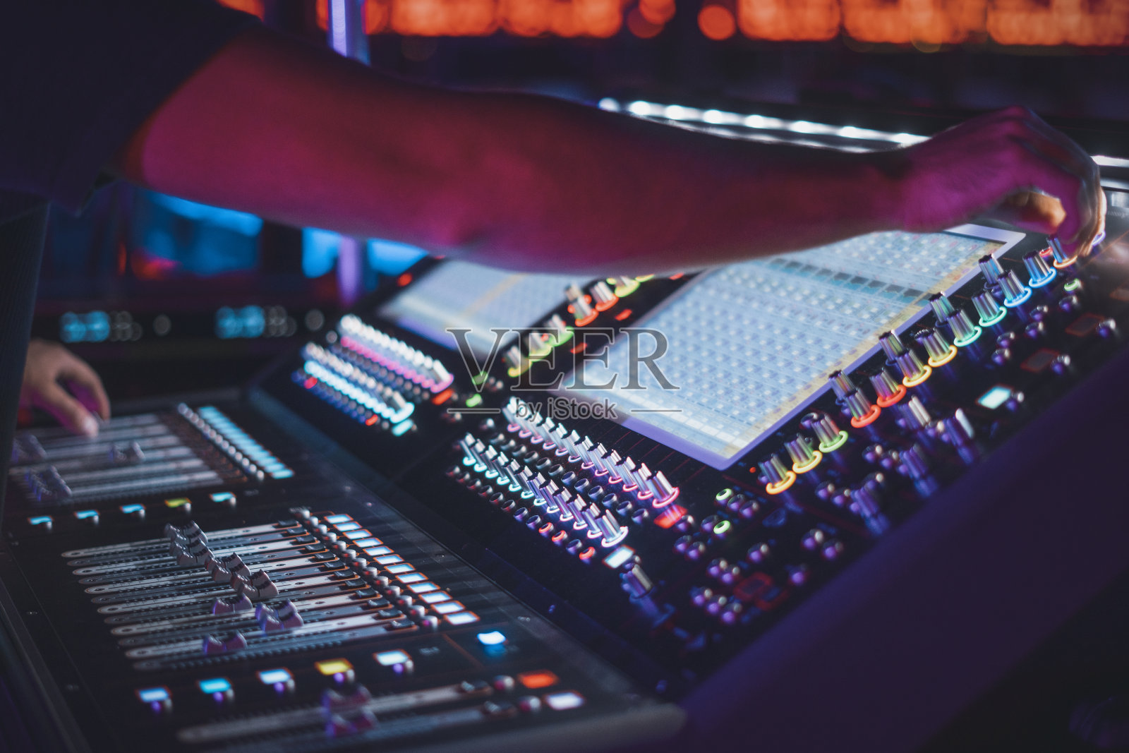 手拿录音棚混音器照片摄影图片