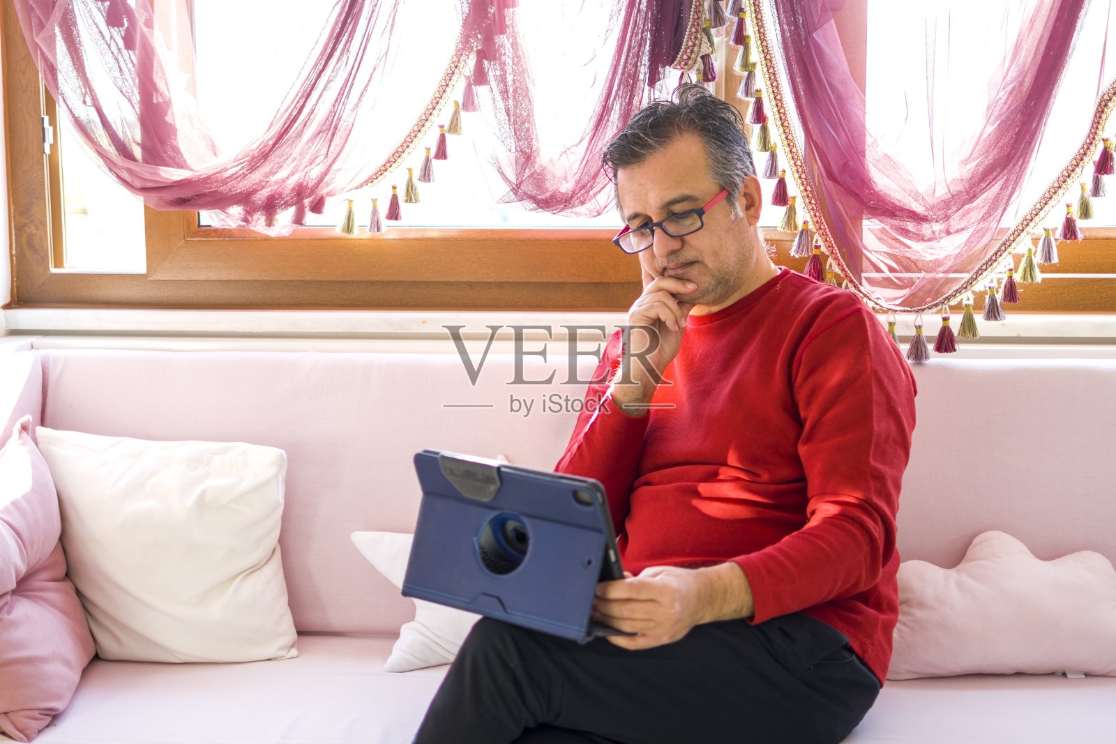 帅哥在家用数码平板电脑照片摄影图片