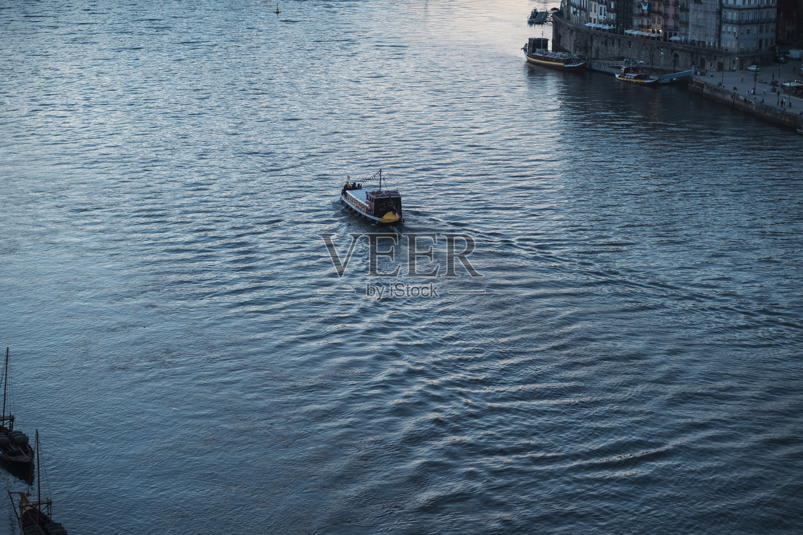 这是葡萄牙波尔图杜罗河的鸟瞰图。照片摄影图片