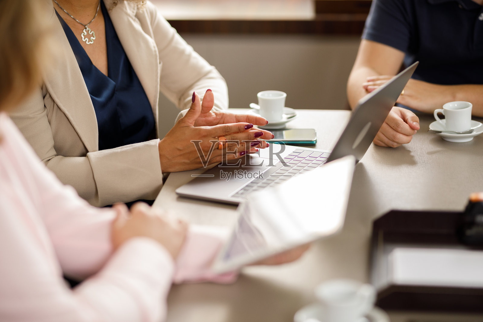 客户与财务顾问交谈照片摄影图片