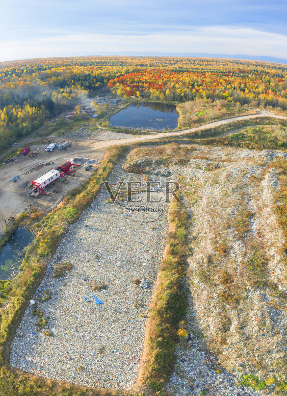 垃圾工厂和吉普赛小屋。照片摄影图片