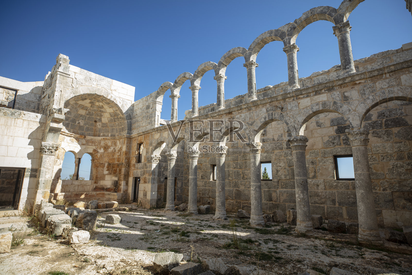 在梅尔辛的坎巴兹利教堂和奥尔巴古城照片摄影图片