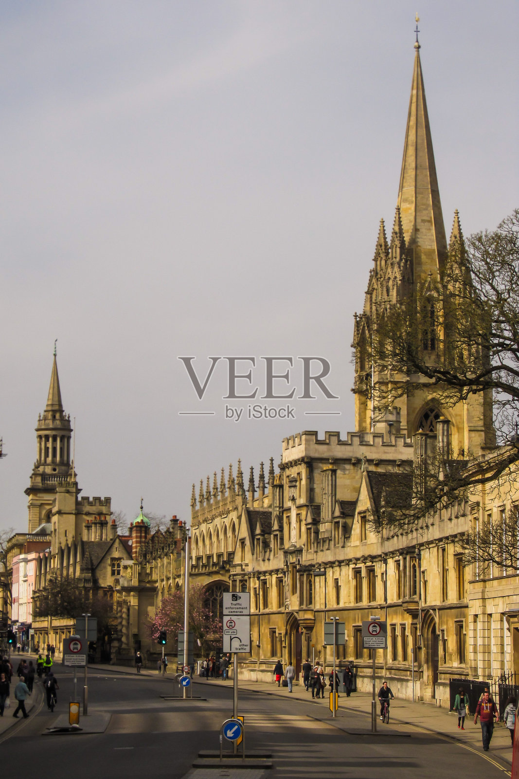 在英国牛津的街道两旁,有塔楼和尖顶的华丽的石头建筑。照片摄影图片