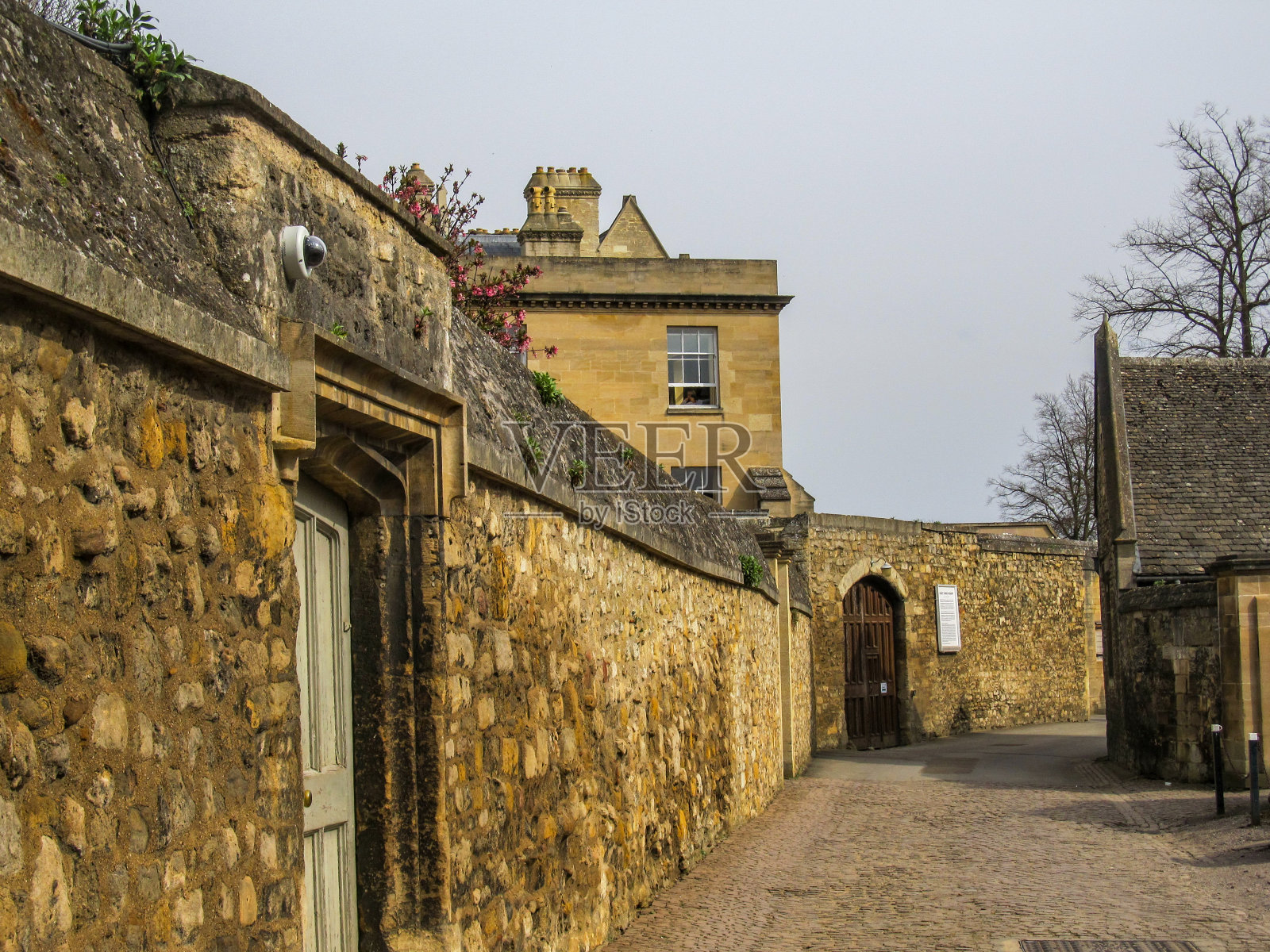 英国牛津,一条废弃的道路,旁边是一堵古老的中世纪墙。这条步道被称为亡者步道,因为它在中世纪被用于葬礼游行。照片摄影图片