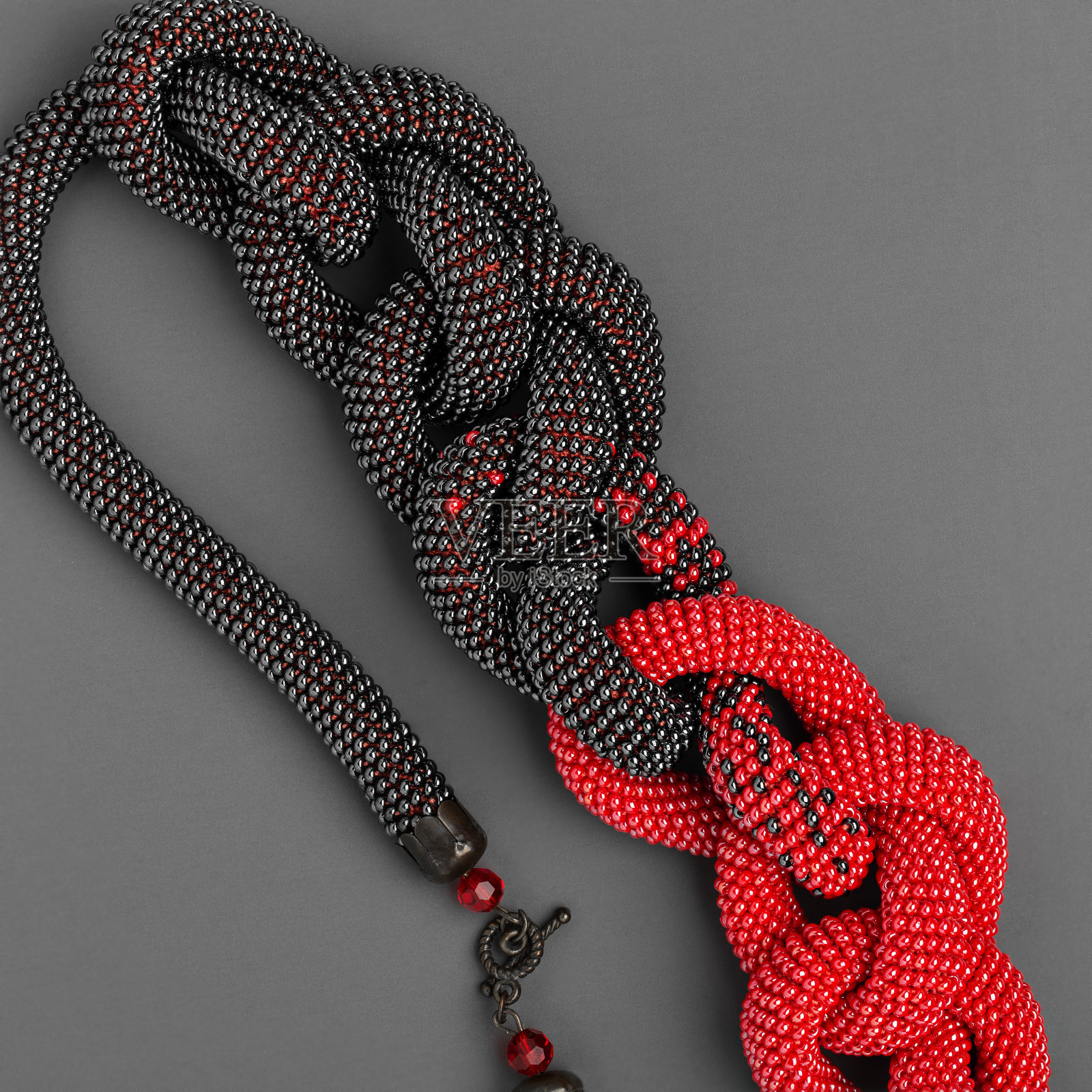 串珠项链止血带在灰色的背景照片摄影图片