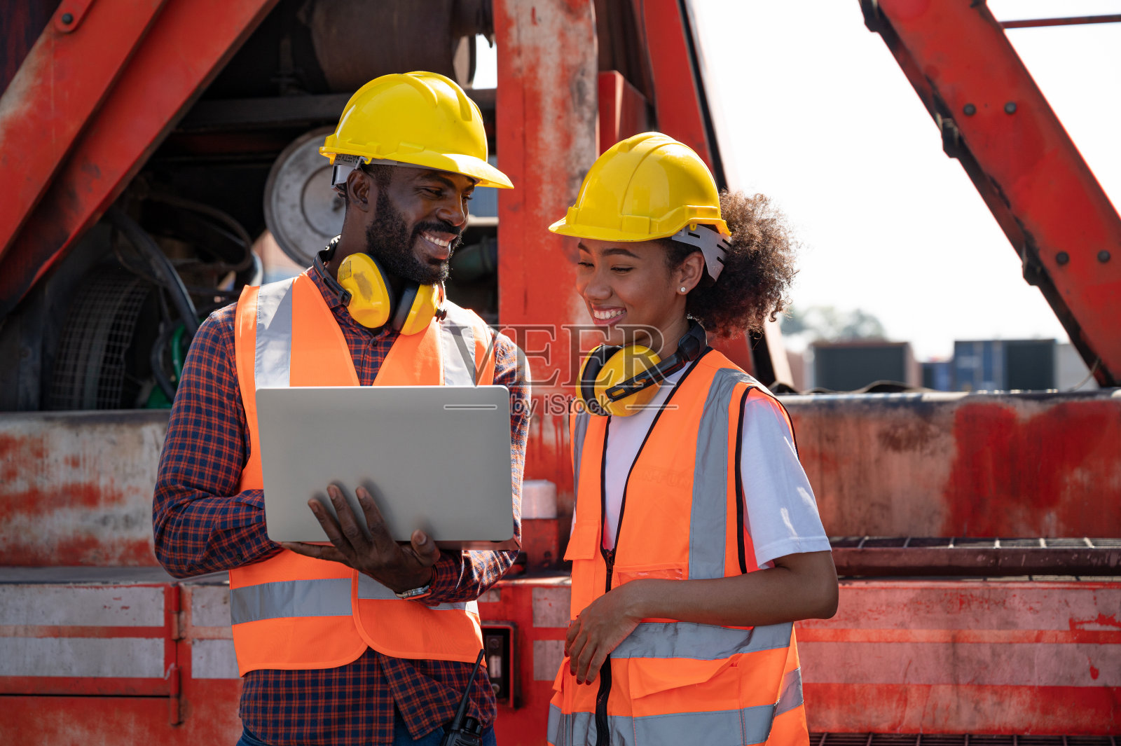 快乐的工程商人和女商人一起工作照片摄影图片