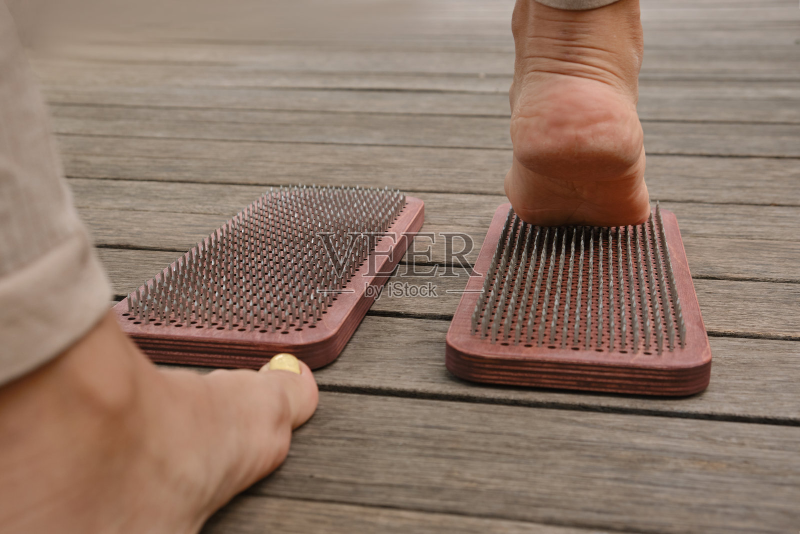 女性腿和Sadhu板特写。瑜伽照片摄影图片