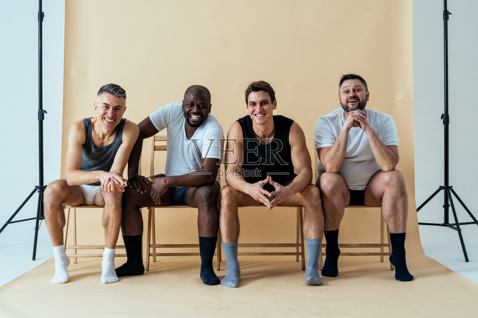 一群多种族男子摆姿势,为一男版身体正面美套。不同年龄的人,穿着四角内裤照片摄影图片