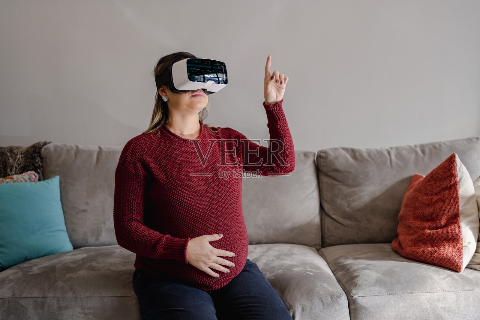 怀孕用虚拟现实看看你的怀孕情况照片摄影图片