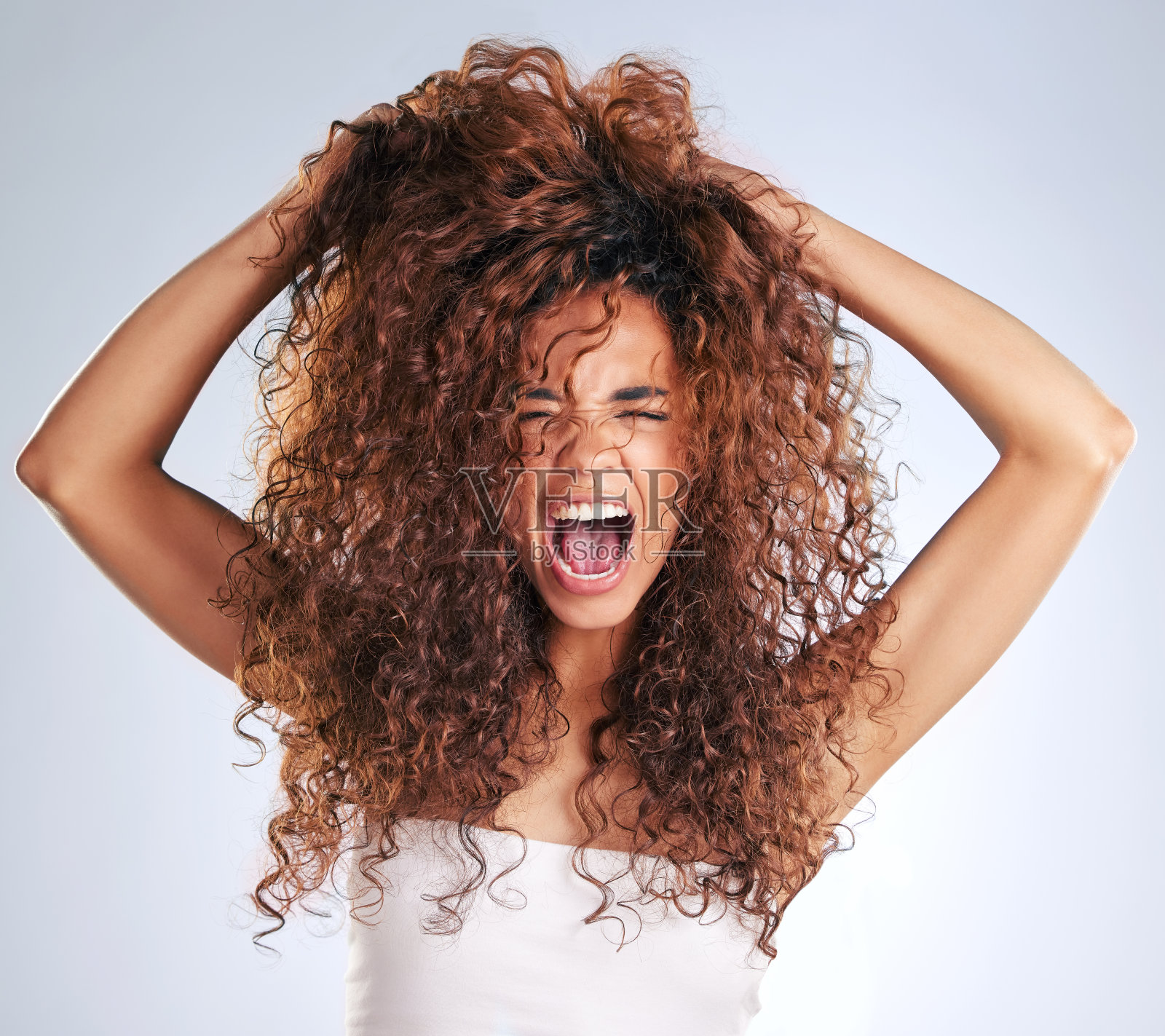 裁切的镜头,一个有吸引力的年轻女子看起来沮丧的工作室在灰色的背景照片摄影图片