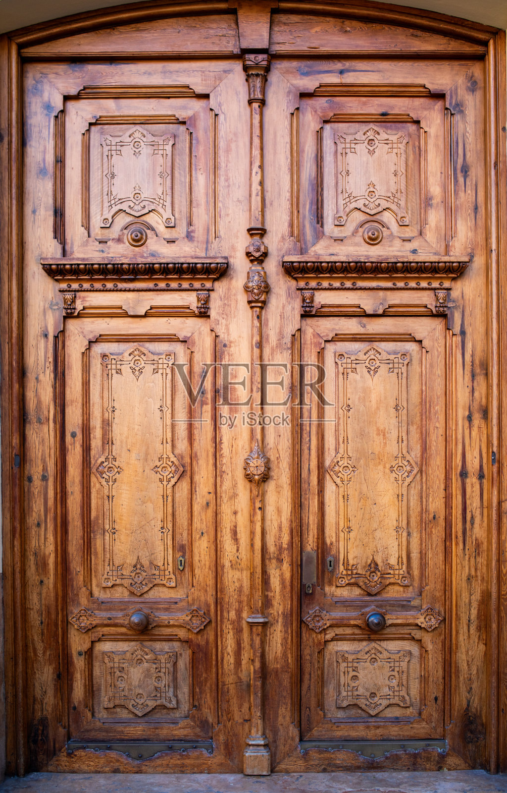 带有雕刻元素的木门。“n照片摄影图片