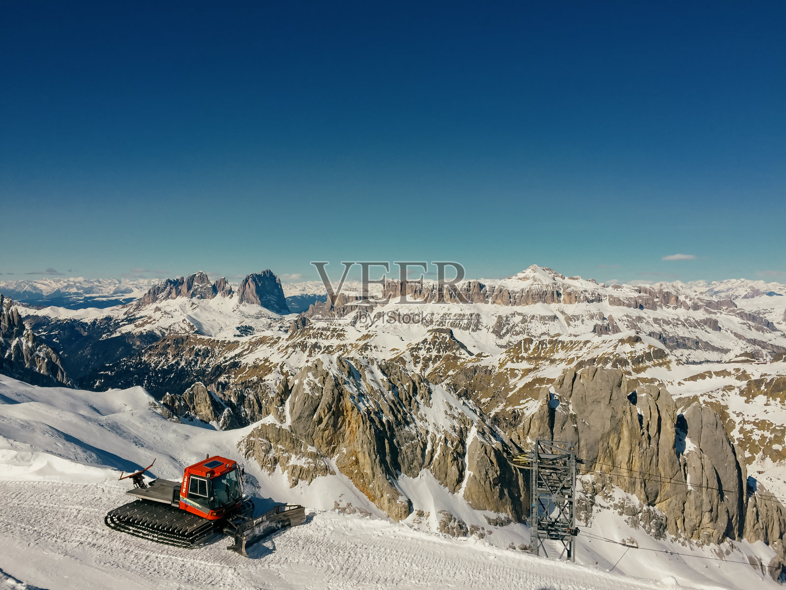 冬天有雪山山谷照片摄影图片