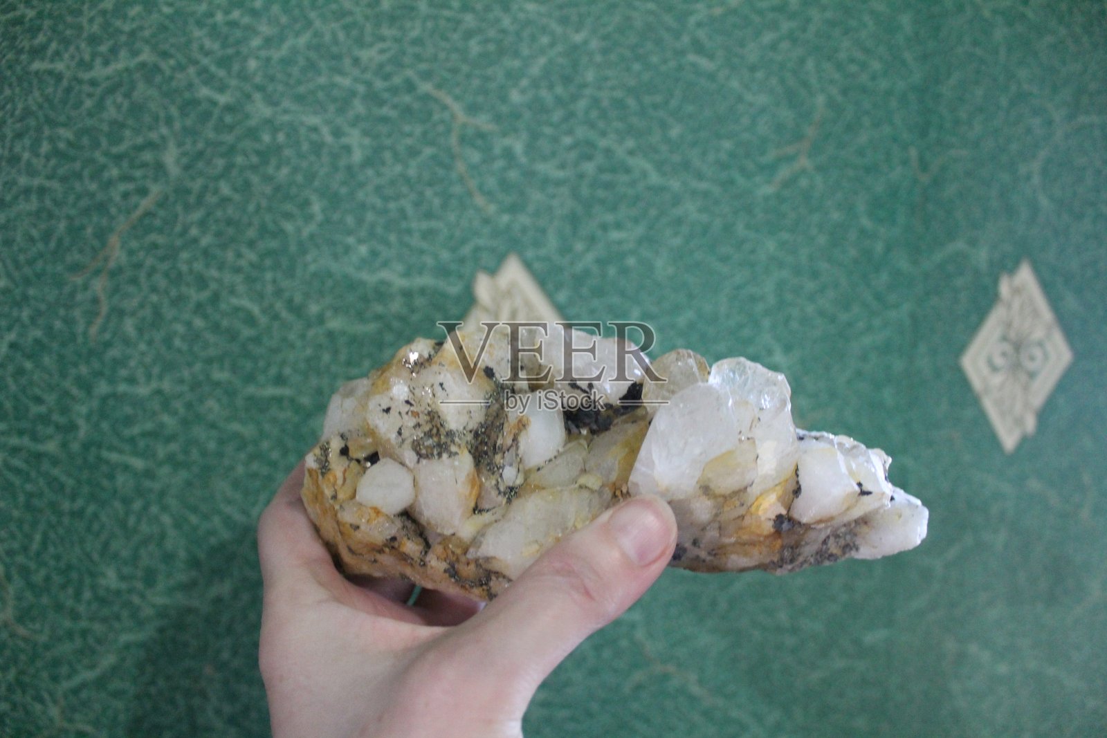 一个女人手中未加工的天然水晶的特写镜头照片摄影图片