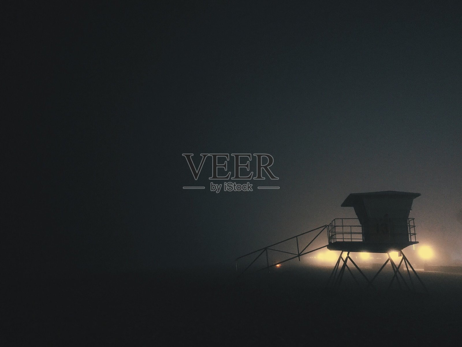 晚上的救生员塔照片摄影图片