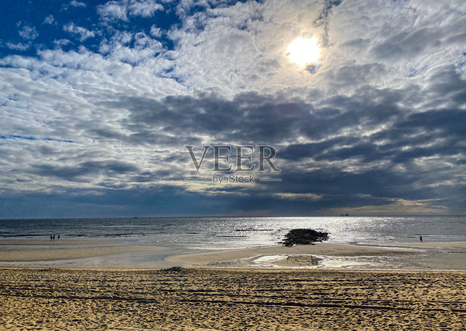 伴着海浪的海滩日落照片摄影图片