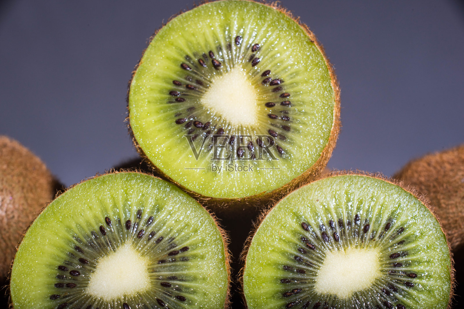 猕猴桃在木制背景,微距摄影,复制空间照片摄影图片