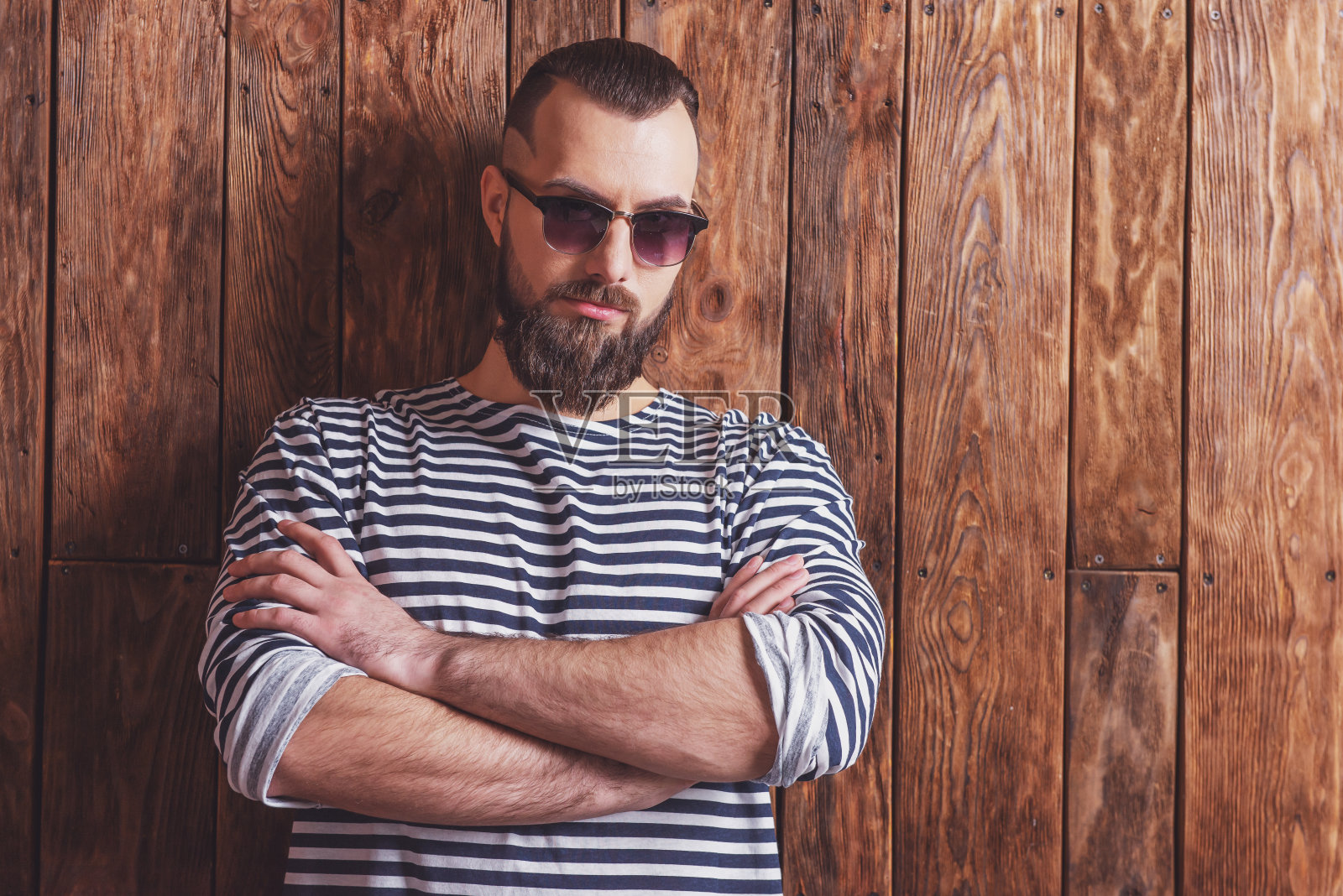 留着胡子的时尚男士照片摄影图片