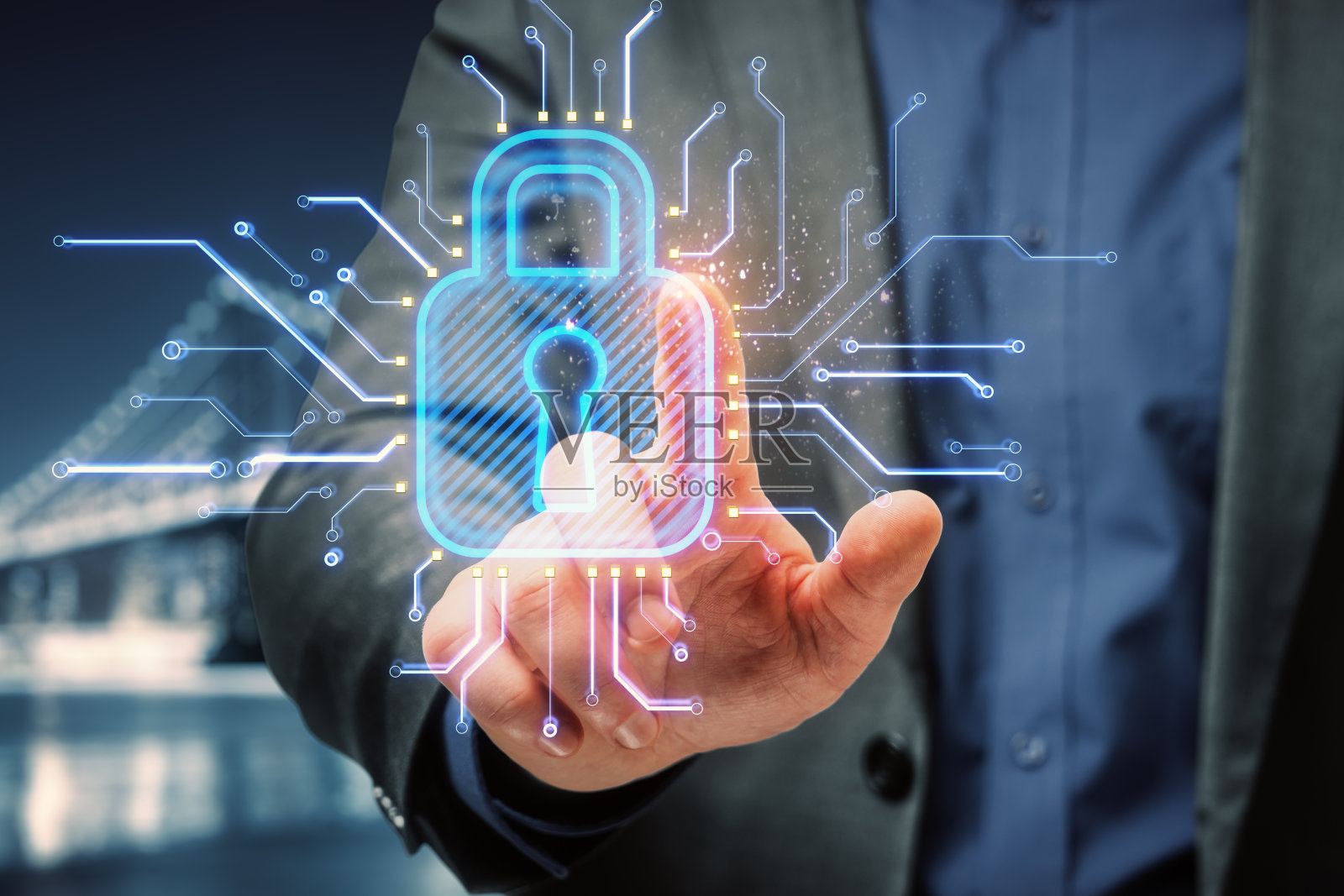 近距离的人的手指着抽象的发光的挂锁全息图在模糊的夜晚城市背景。安全和数字安全理念。双重曝光。照片摄影图片