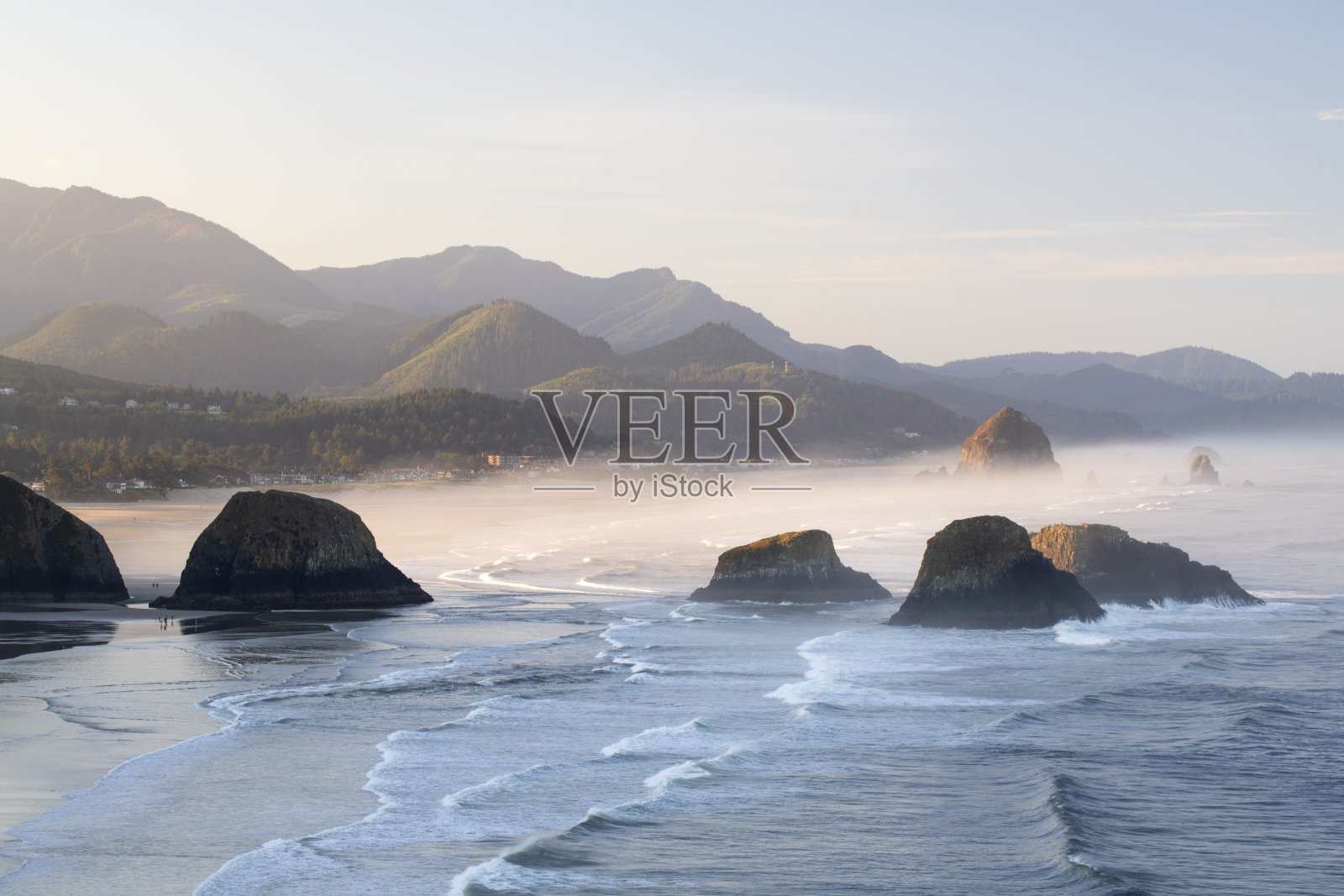 日出时佳能滩的海蚀柱照片摄影图片