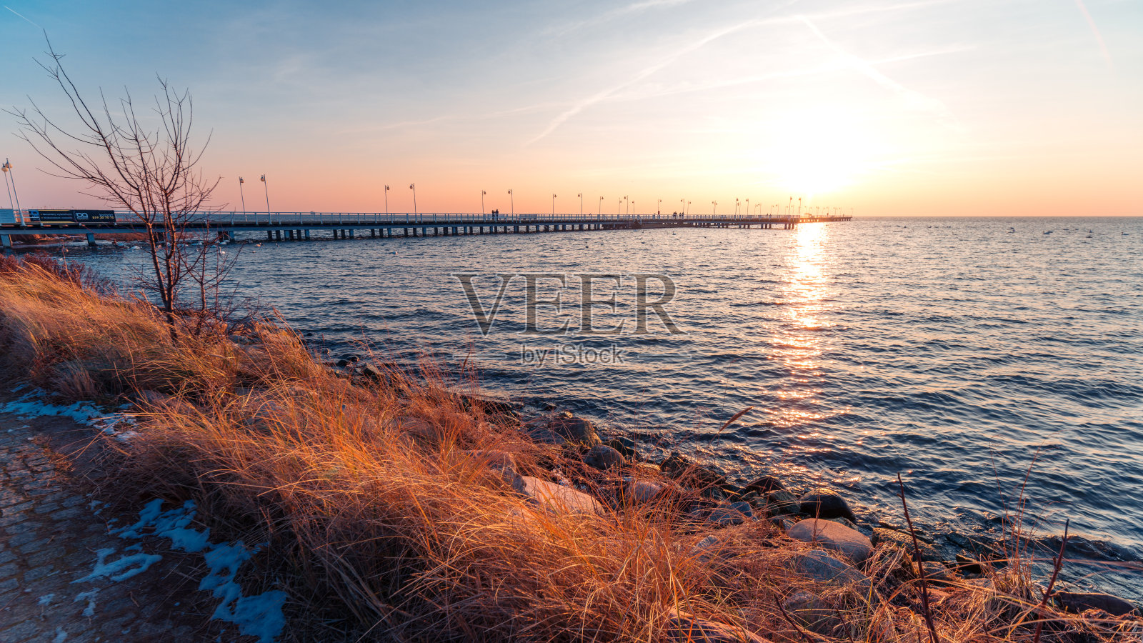 朱拉塔码头上的日落照片摄影图片