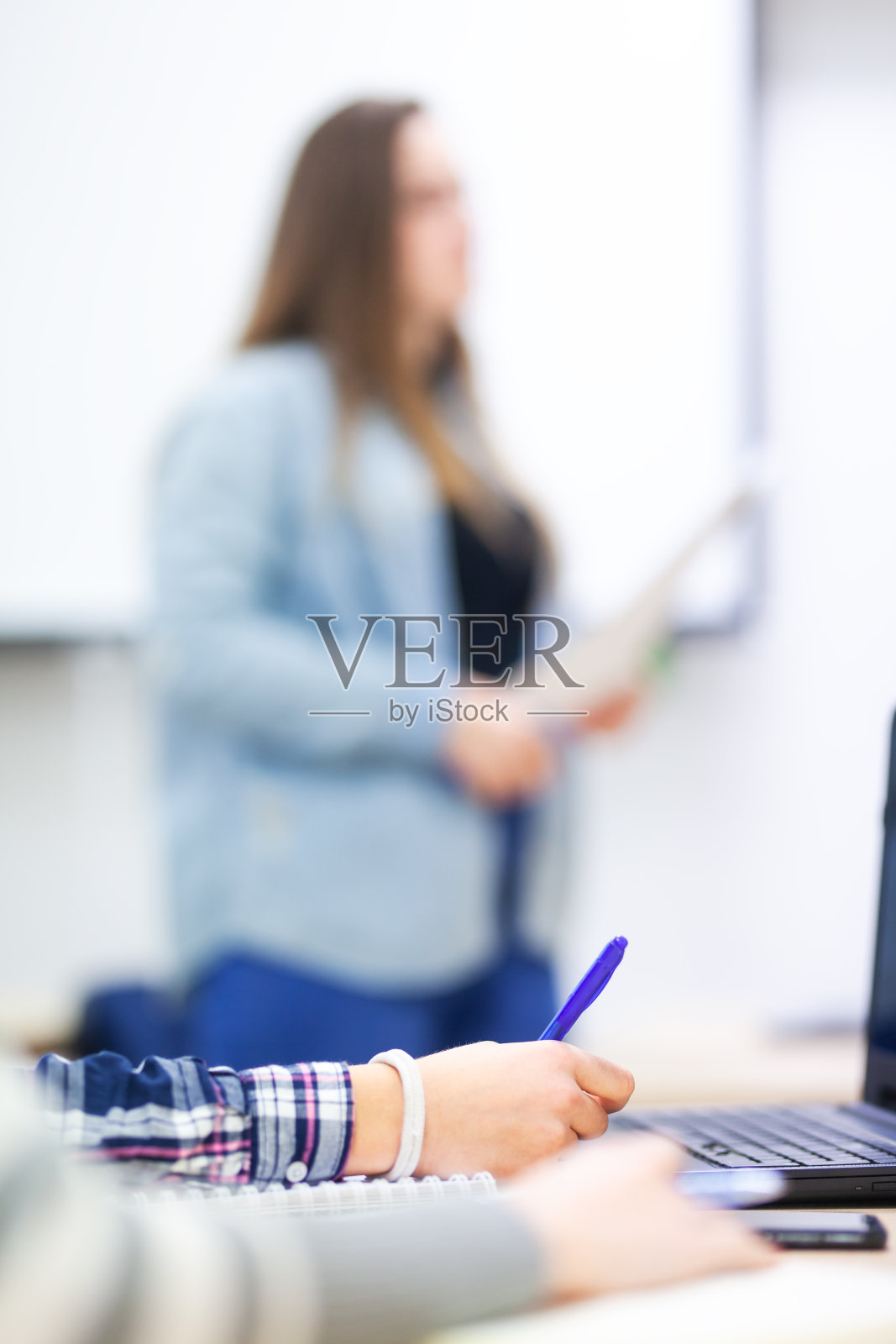 年轻的学生在现代化的教室里听讲座。照片摄影图片