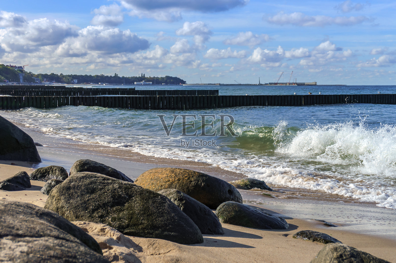 海边的岩石。海边的沙滩。波罗的海的波涛。照片摄影图片