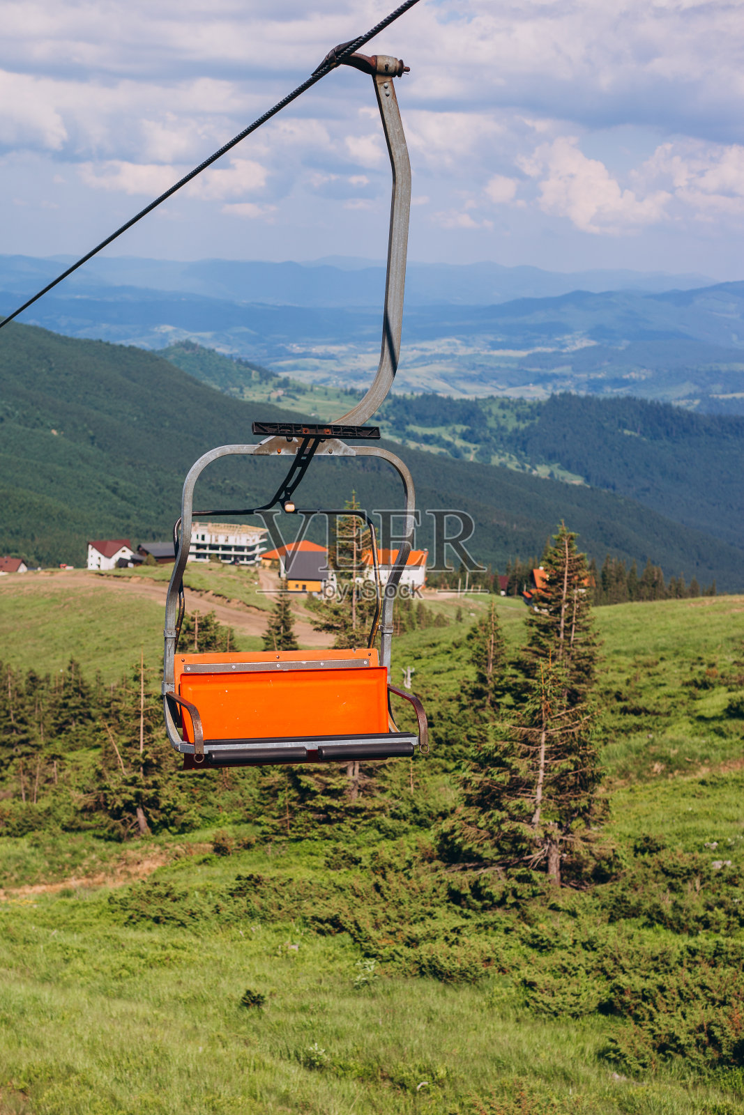 滑雪升降机桅杆在一个夏季山区景观。喀尔巴阡山脉,乌克兰,欧洲。发现地球的美丽。旅游的概念照片摄影图片