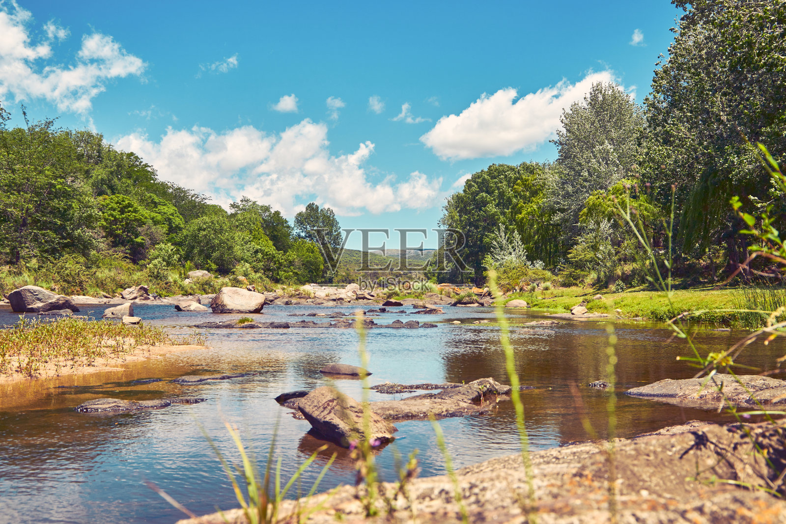 南美阿根廷科尔多瓦平静的河流。旅行的概念。宁静的概念。副本的空间。照片摄影图片