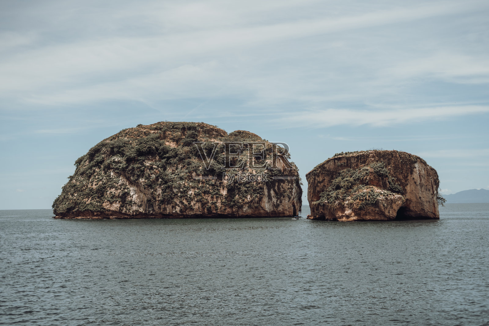 海中央的两个岛屿照片摄影图片
