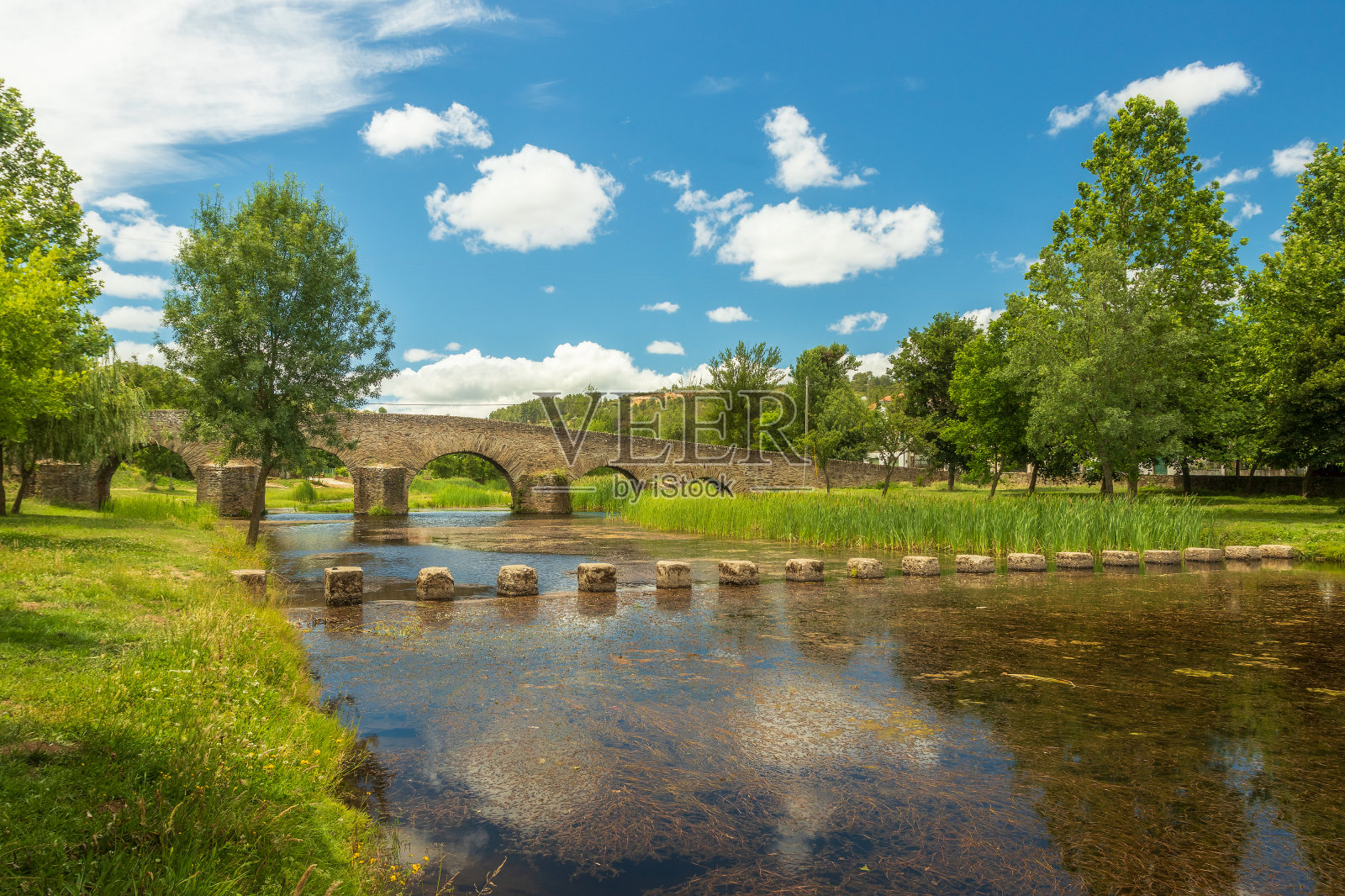 风景与Bragança在葡萄牙的市政当局的罗马Gimonde桥,在Onor或Malara河上。照片摄影图片