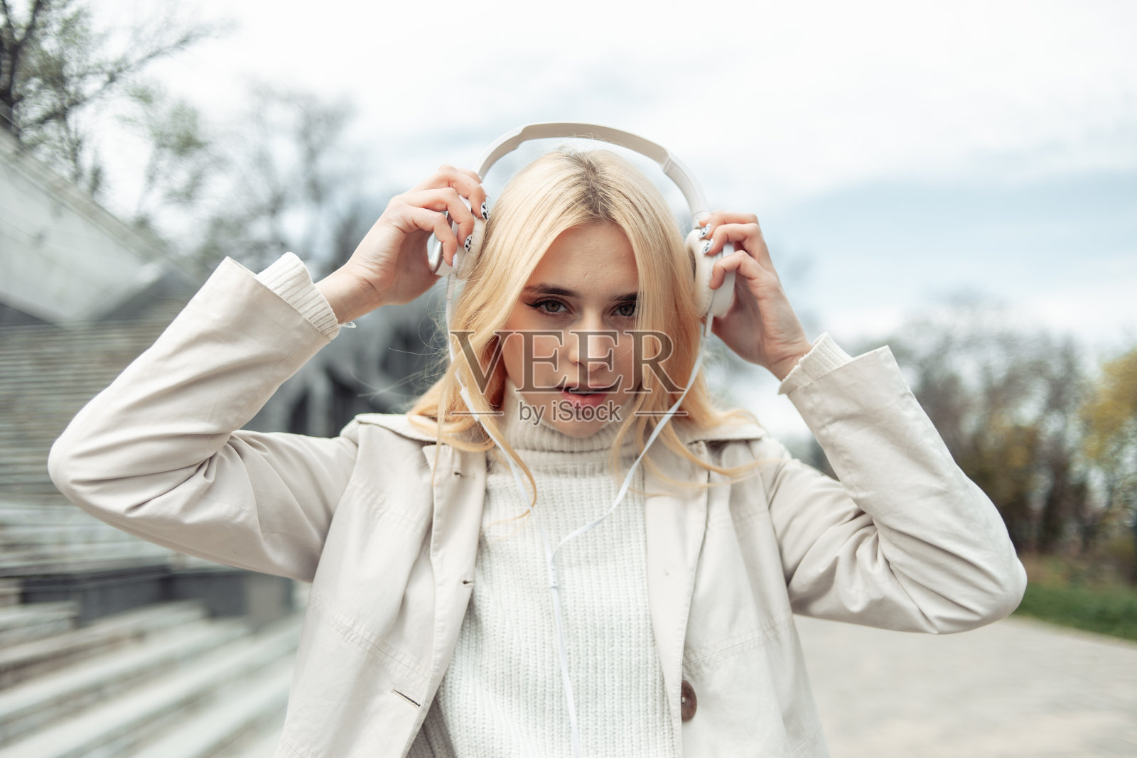 年轻时尚的女学生带着耳机在户外照片摄影图片