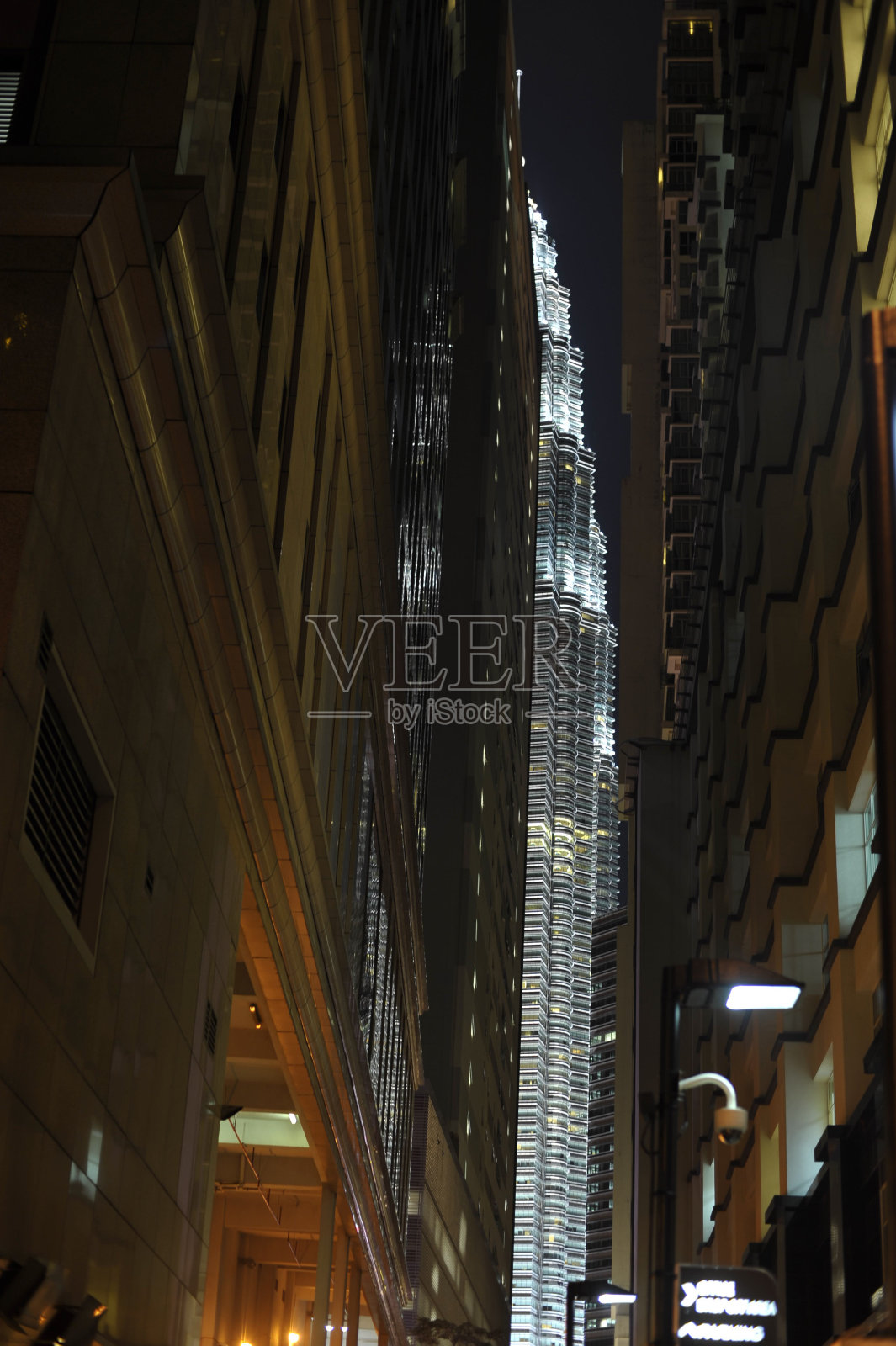 晚上的双子塔照片摄影图片