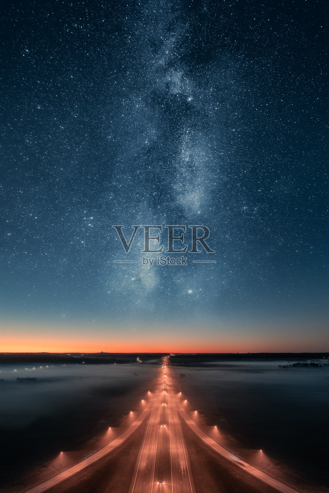 夜间高速公路的史诗般的景象,美丽的星星和银河在天空中。交通背景。照片摄影图片