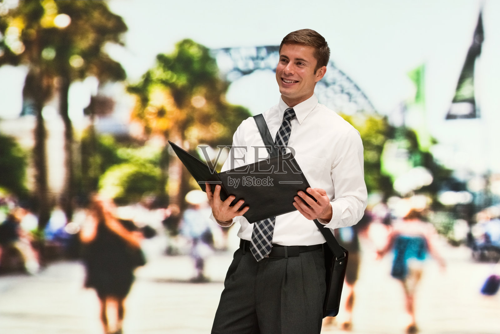 白人男性商人,穿着纽扣衬衫,拿着马尼拉纸文件夹照片摄影图片