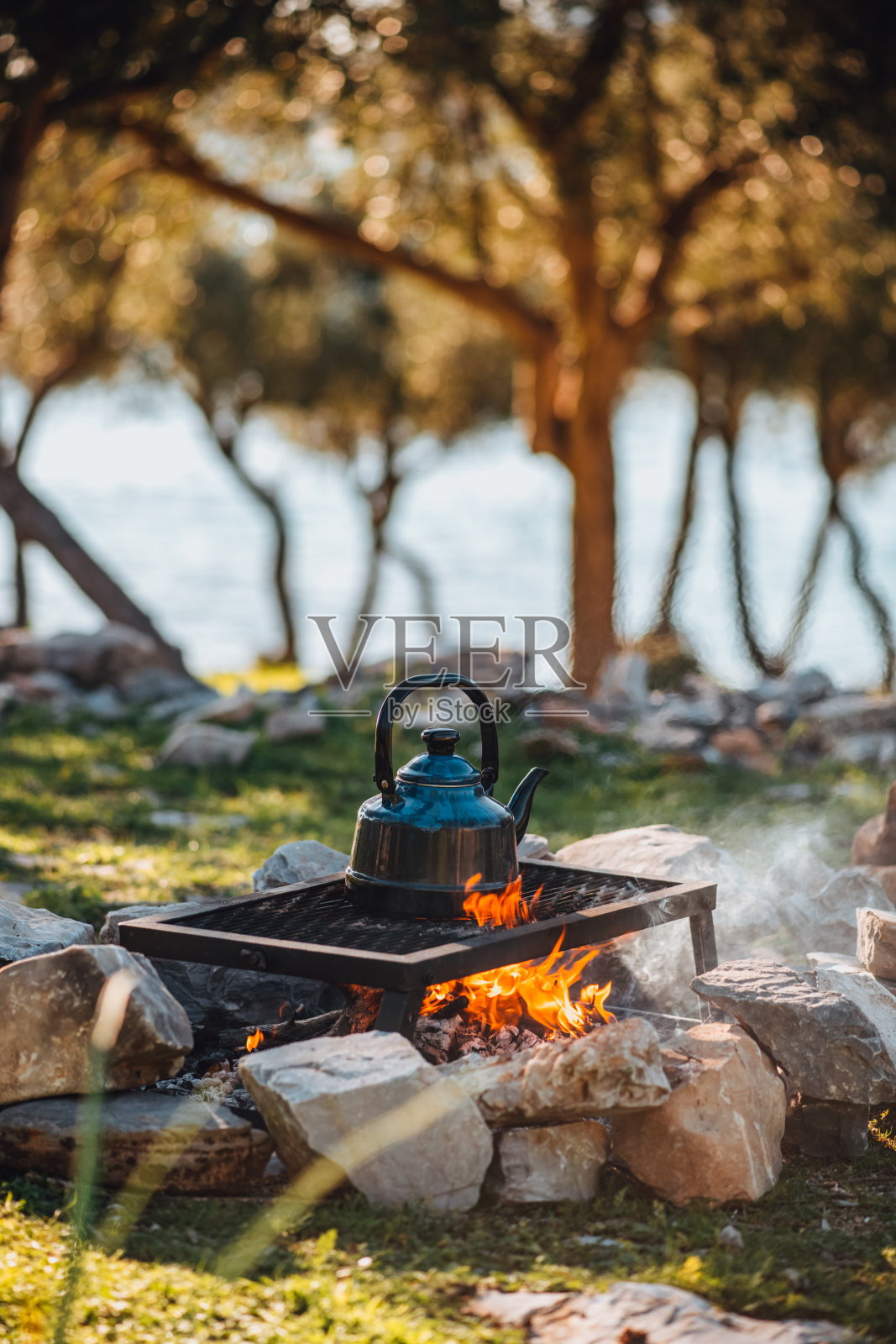 茶壶在篝火照片摄影图片