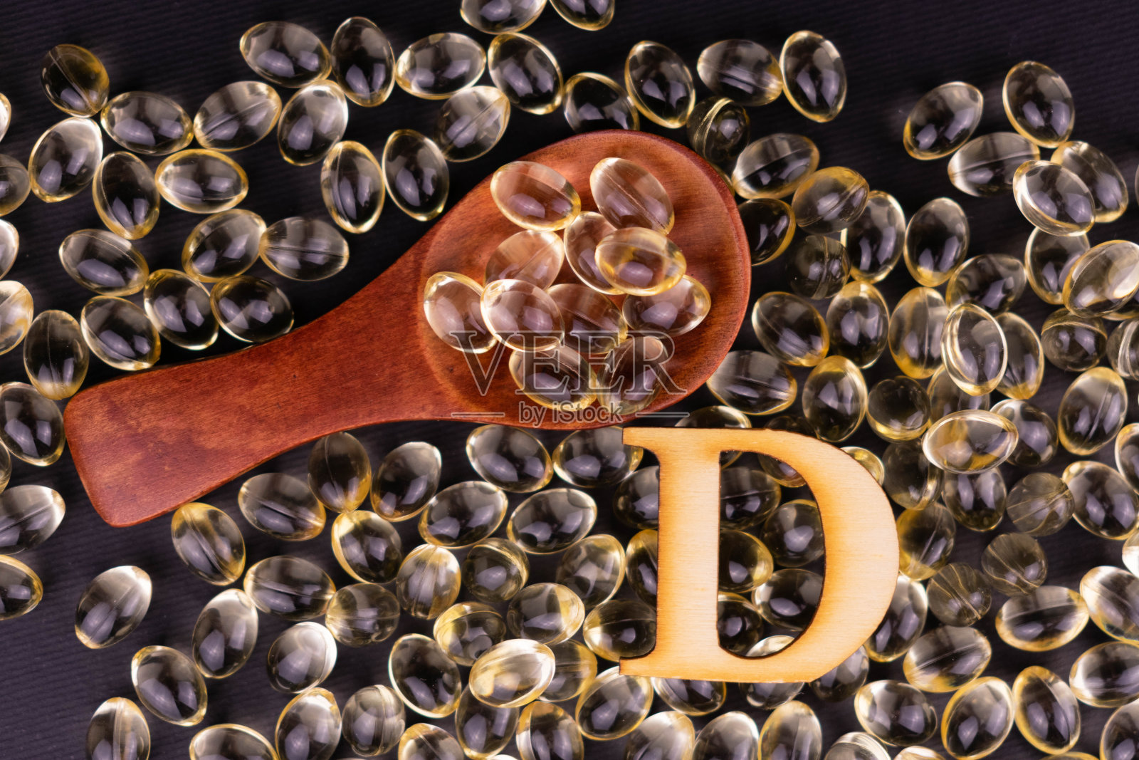 维生素D胶囊黑色背景平雷照片摄影图片