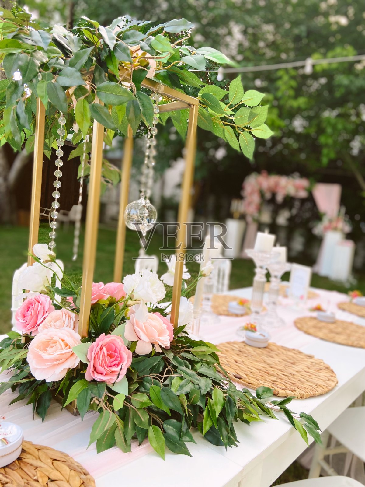 金柱和花饰在桌子上照片摄影图片