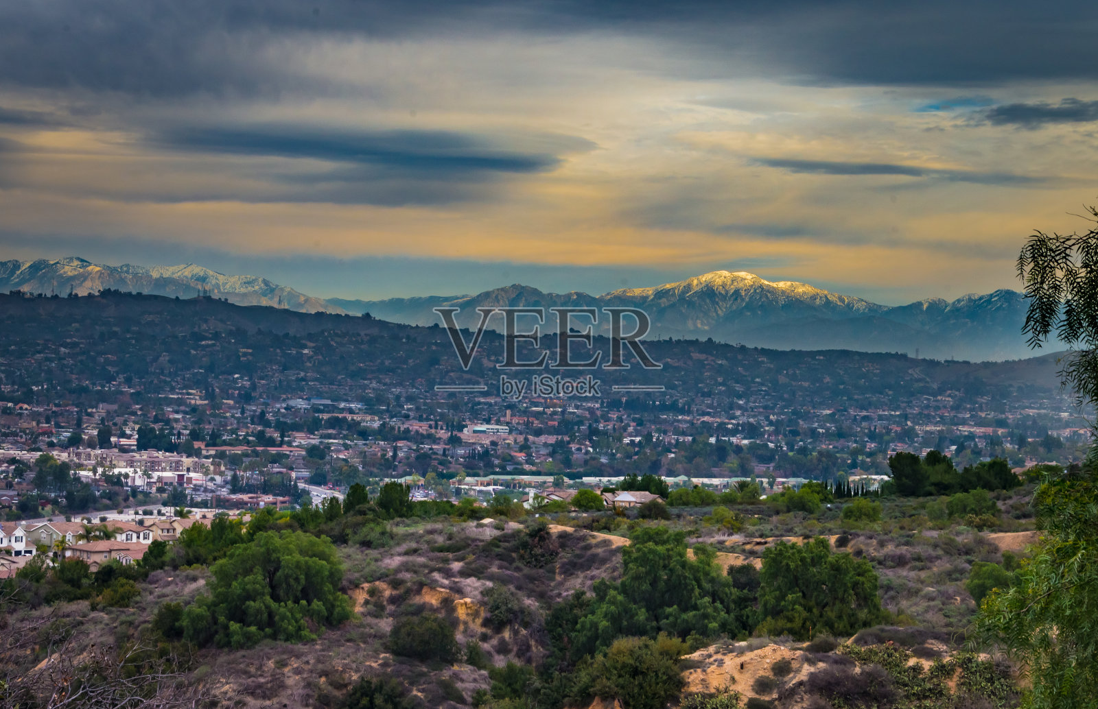 城市在冬天。照片摄影图片