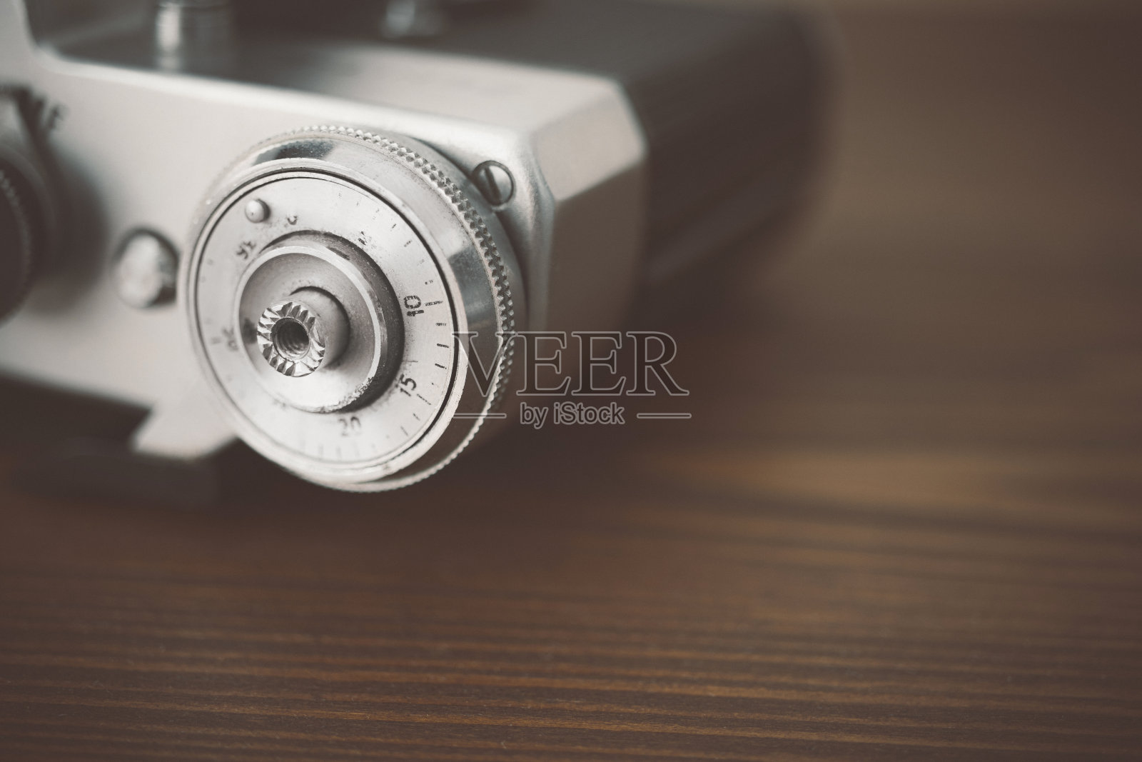 木制桌子上的老式胶卷相机,特写镜头,复古相机的细节照片摄影图片
