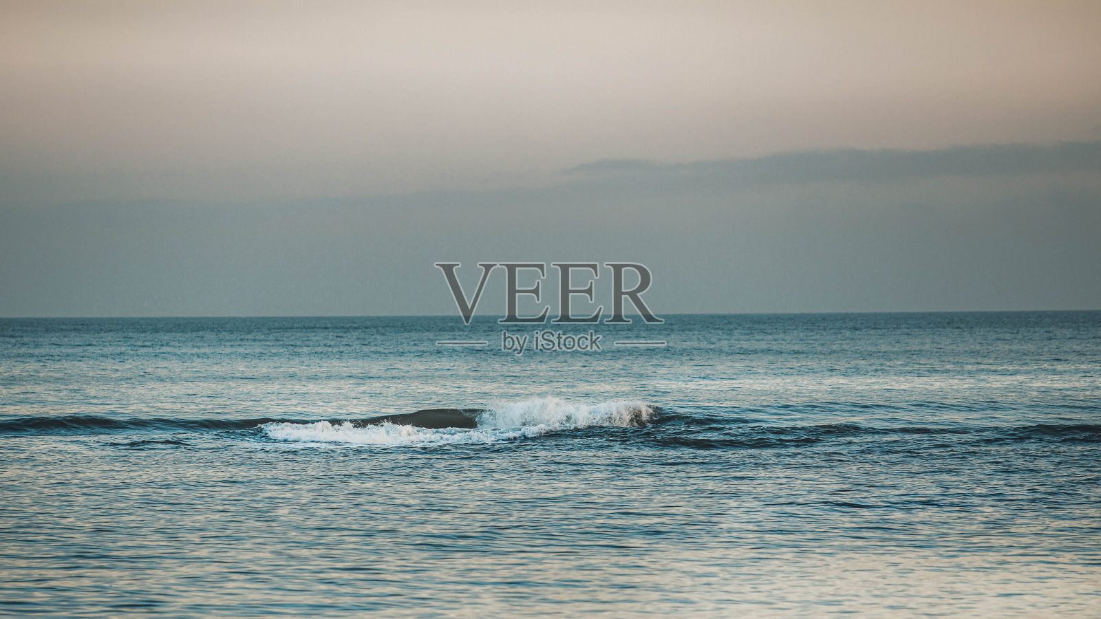 遥远的波照片摄影图片