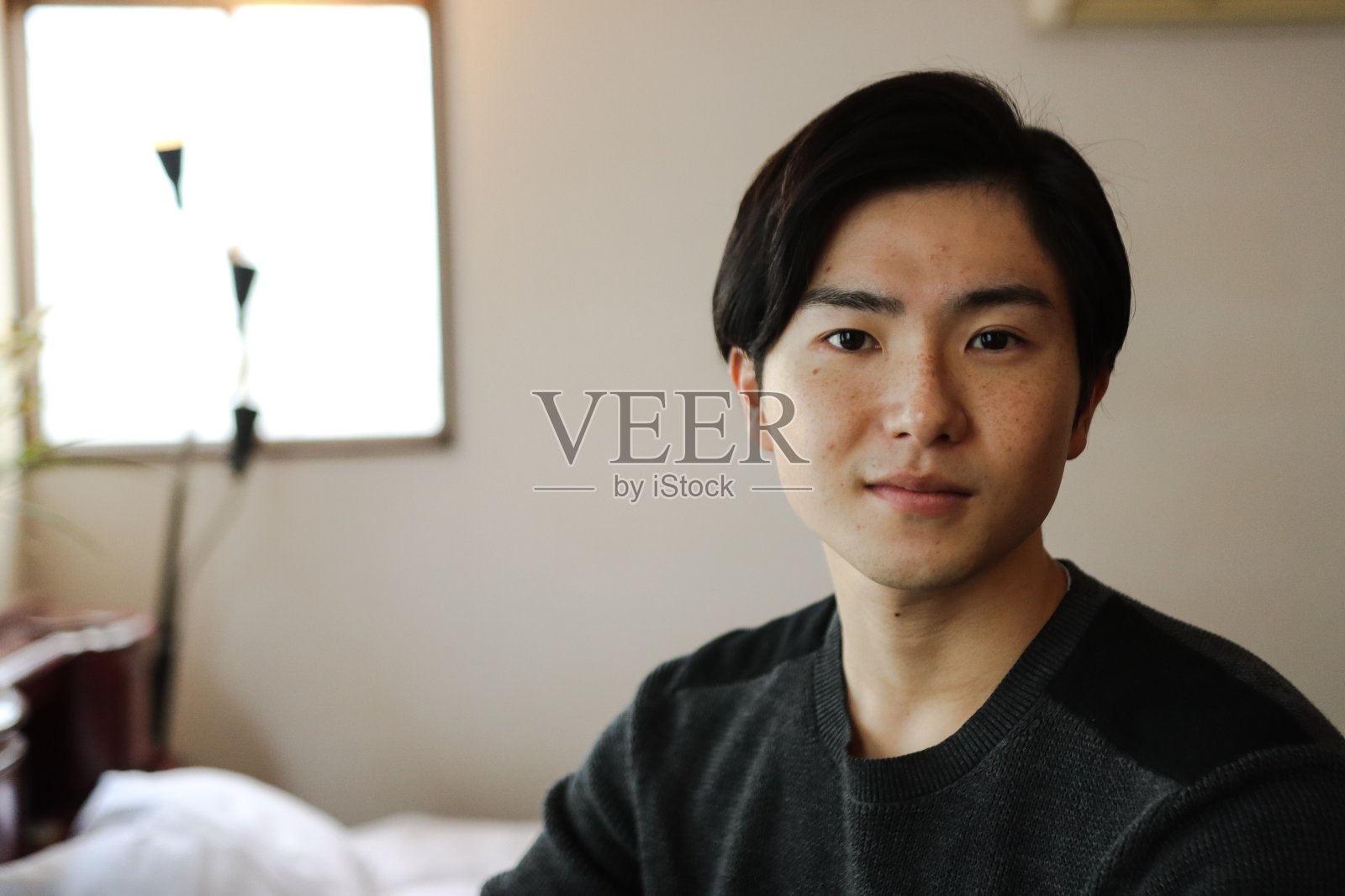 年轻的成年男性穿着黑色的衬衫照片摄影图片