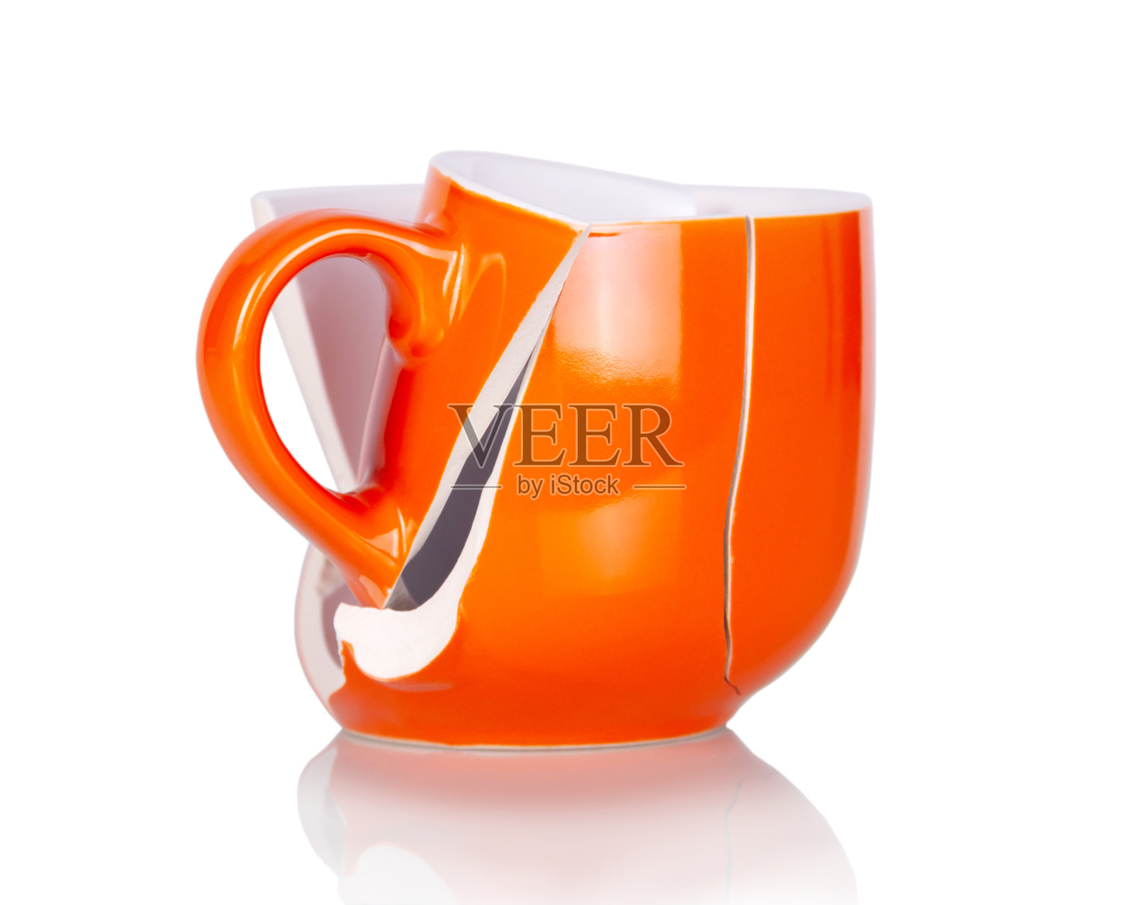 破碎的空橙色杯子收集碎片孤立在白色上照片摄影图片