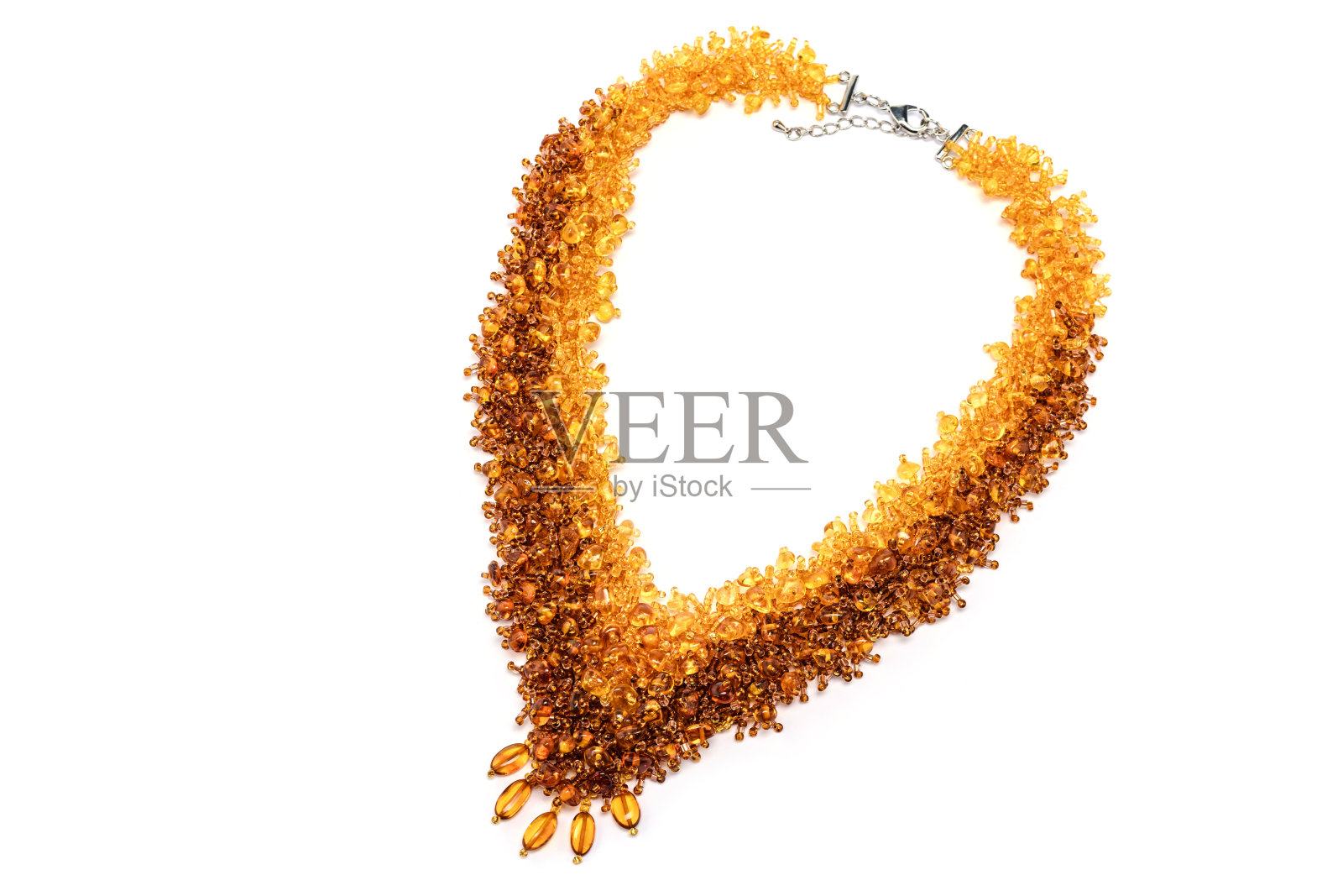 豪华手工项链的小珠子在白色照片摄影图片