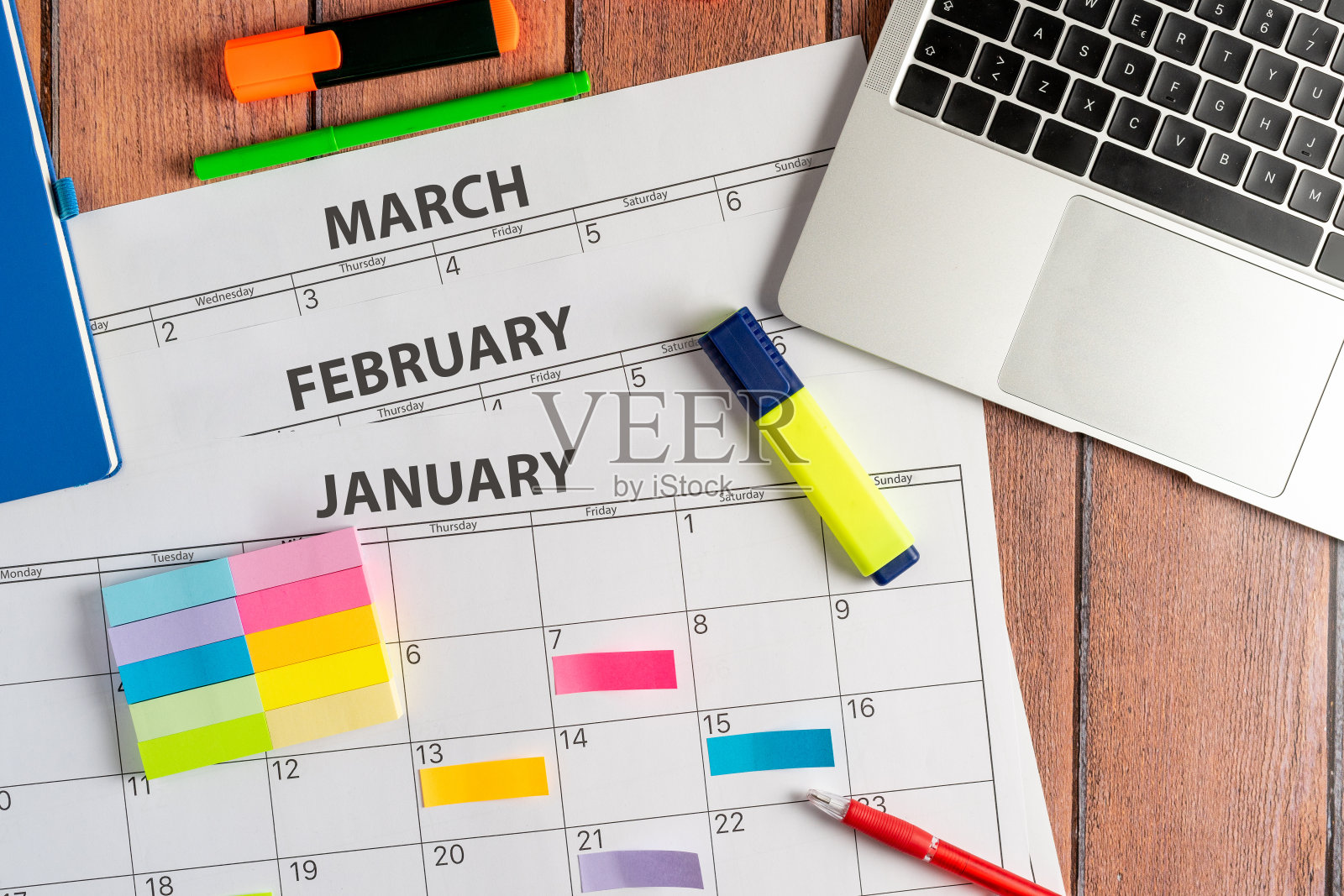 从上面几张彩色的便签纸上观看,以突出今年接下来几个月将要进行的活动。目标和目标的实现概念。照片摄影图片