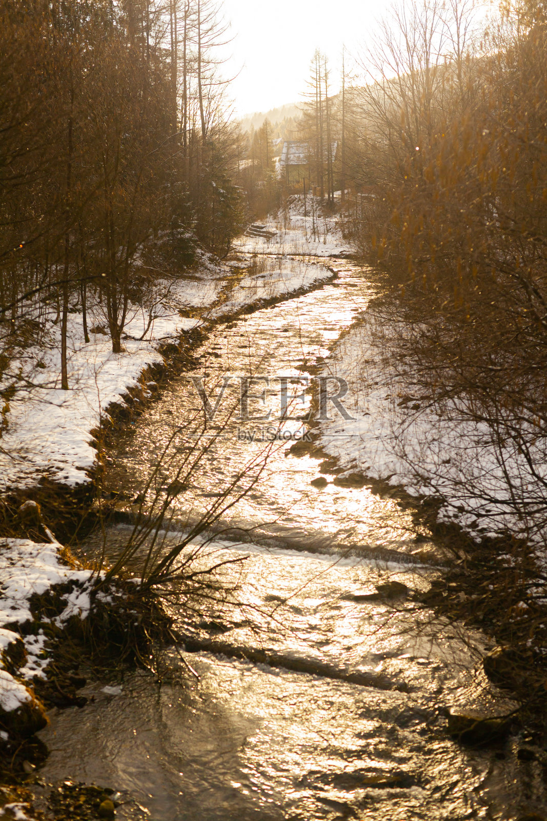 山涧映着金色的夕阳照片摄影图片