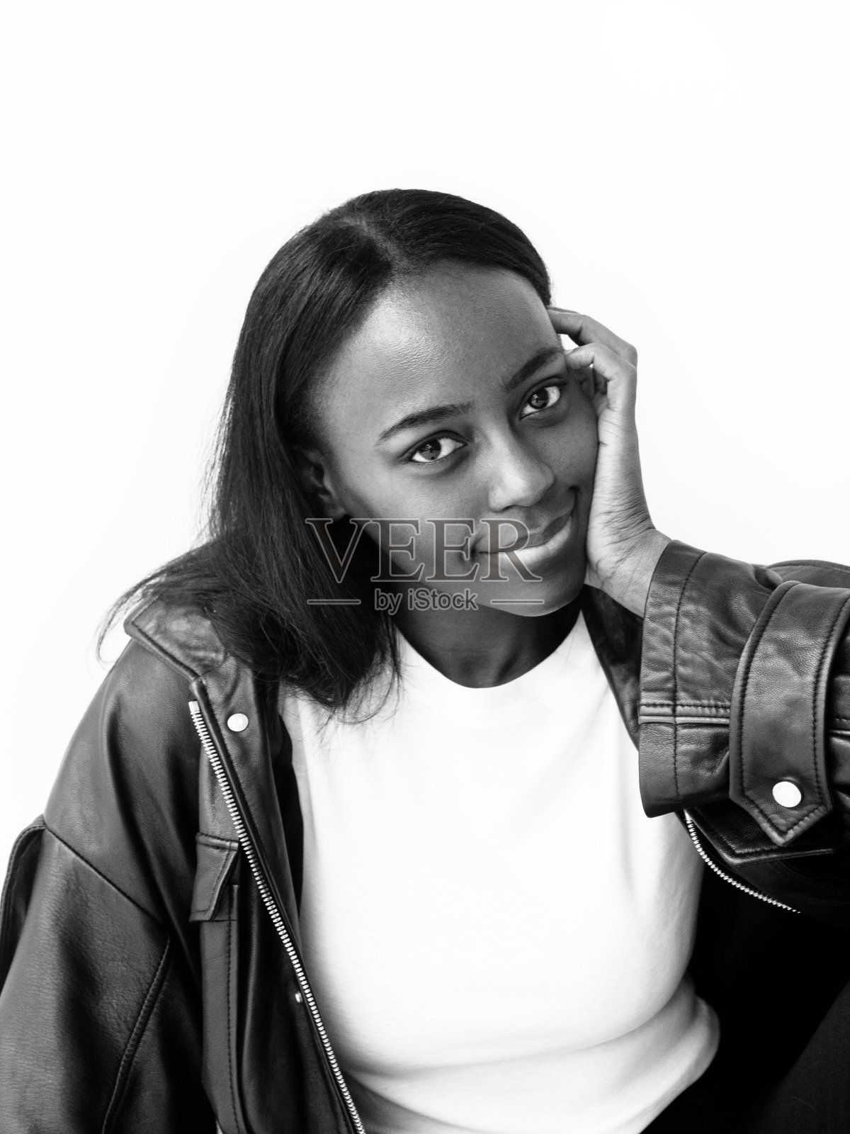 美丽微笑的黑色女孩穿着白色上衣和黑色夹克摆姿势在白色背景的近距离肖像黑白照片照片摄影图片