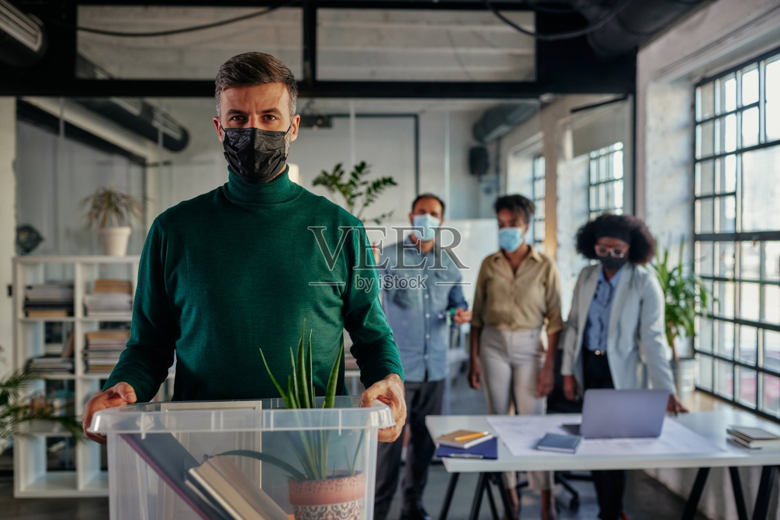 回到工作岗位的男性工人的肖像照片摄影图片