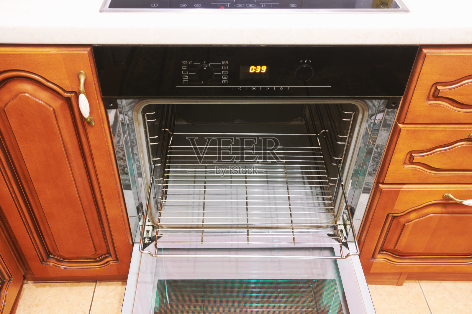 打开电烤箱门。现代的黑色厨房烤箱。内置厨房电器。烹饪设备。照片摄影图片