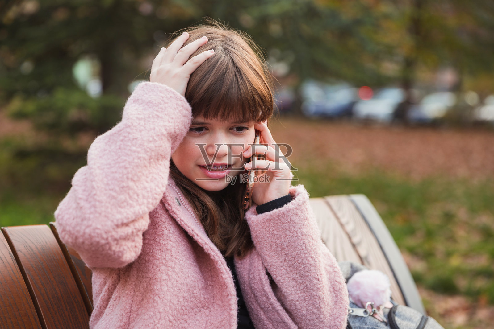 紧张的青少年通过智能手机交谈照片摄影图片