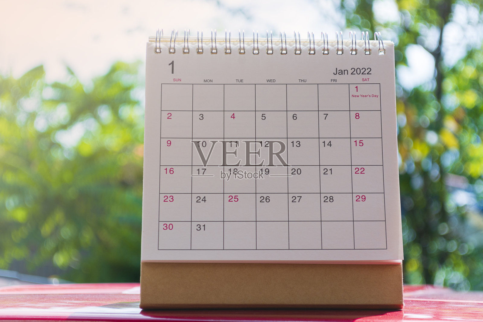 绿色背景上的白色2022年1月日历。新年的概念照片摄影图片